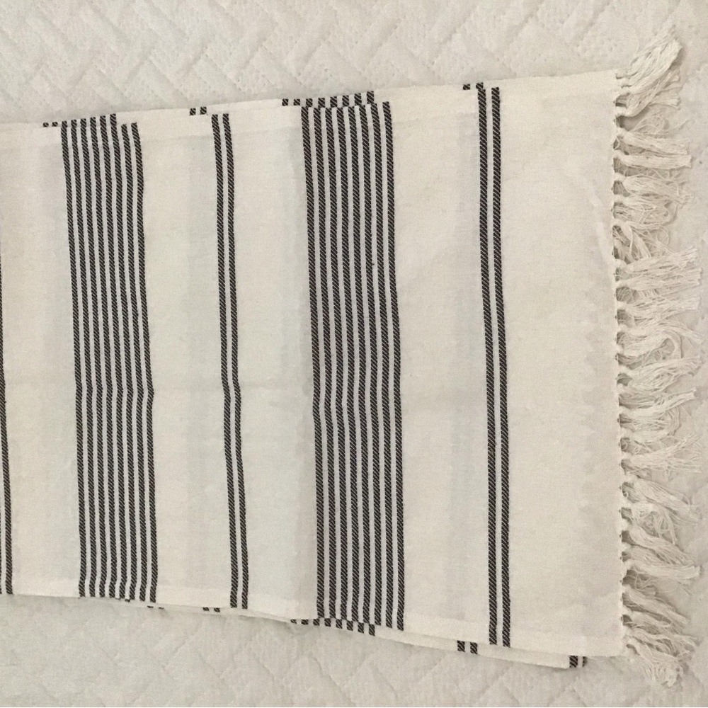 Navy & Cream Table Runner – Farmhouse/Cottagecore Style ✨